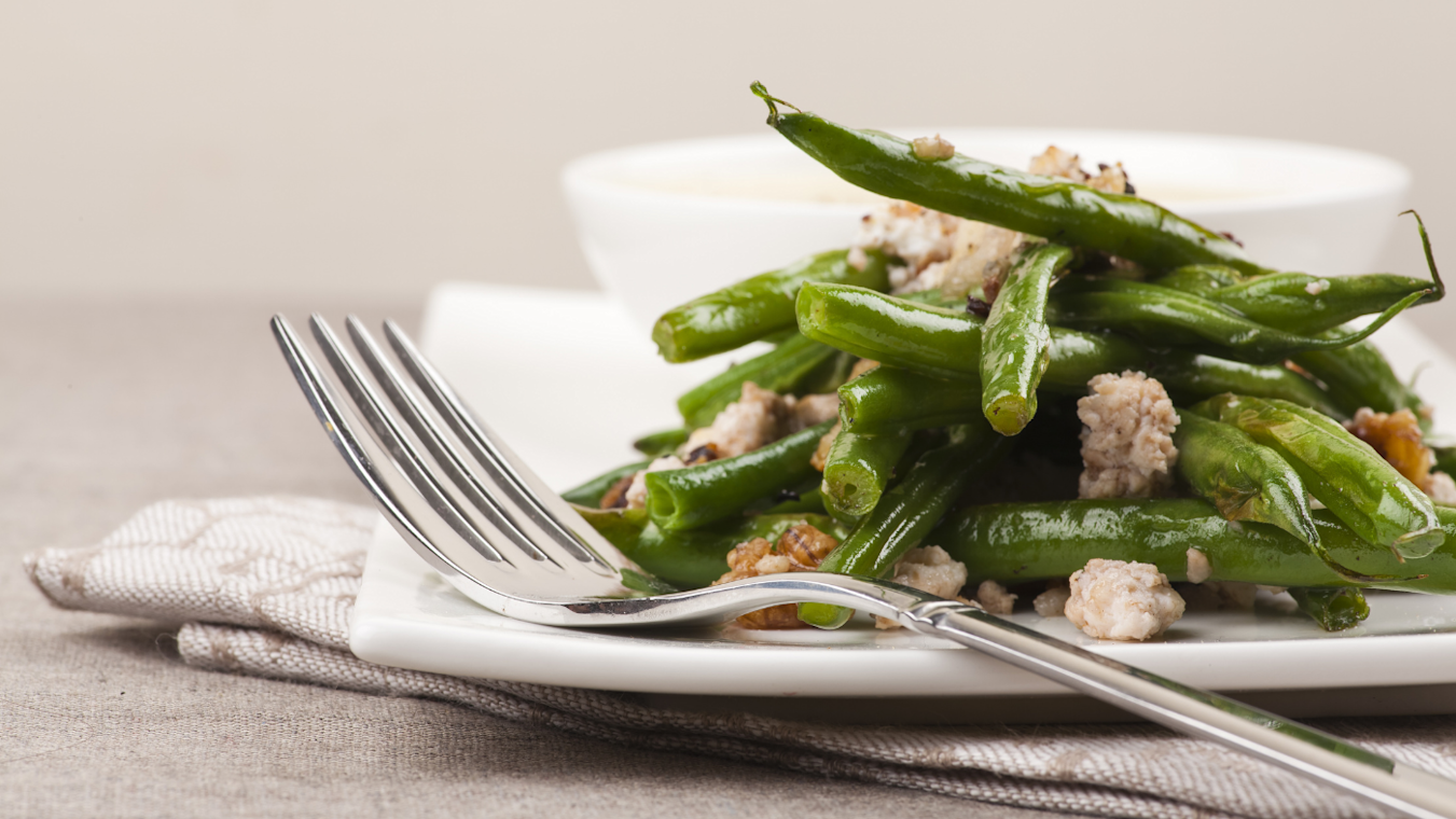 Salade de haricots verts aux graines et noix grillées, image size:1351x760